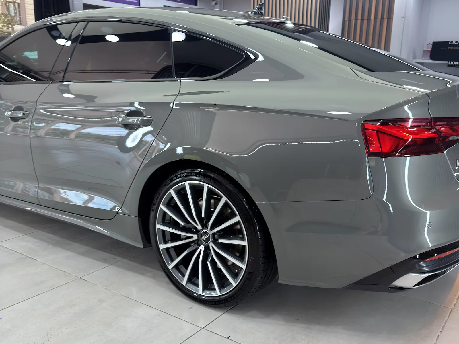 Gri Audi A5’in cam filmi uygulanmış yan ve arka camları