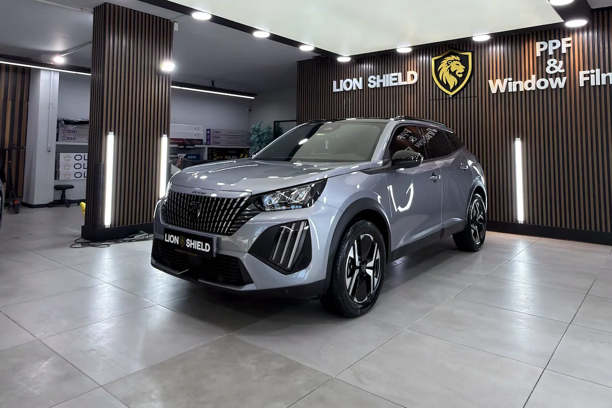 Uygulama merkezinde aydınlatma panelinin altında duran gümüş Peugeot 2008
